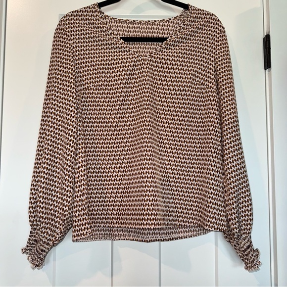 Women's V-Neck Patterned Blouse - Picture 4 of 5